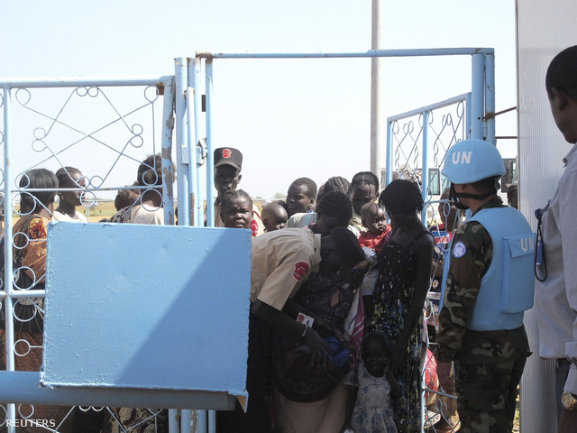 Dél-Szudán, Juba - a lakosság az ENSZ épületeiben keres menedéket.