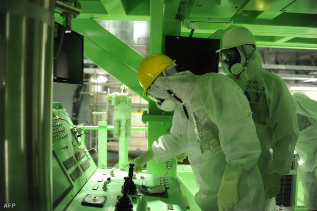 Fűtőelemeket vizsgálnak a megsérült erőmű egyik blokkjában a TEPCO munkatársai