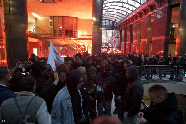 Tüntetők petárdát robbantottak a Bankcenter épületében, miután Toroczkai László vezetésével petíciót kívántak átadni az IMF hazai képviseletének