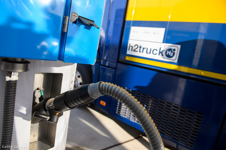 Egy teherautó hidrogén- (H2) töltőállomás a németországi Magdeburgban 2023. november 22-én