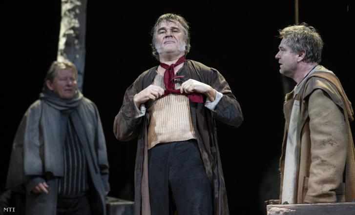 Trill Zsolt (középen) Nyikolaj Vasziljevics Gogol: A revizor című szatírájának próbáján a Nemzeti Színházban 2023. november 30-án
