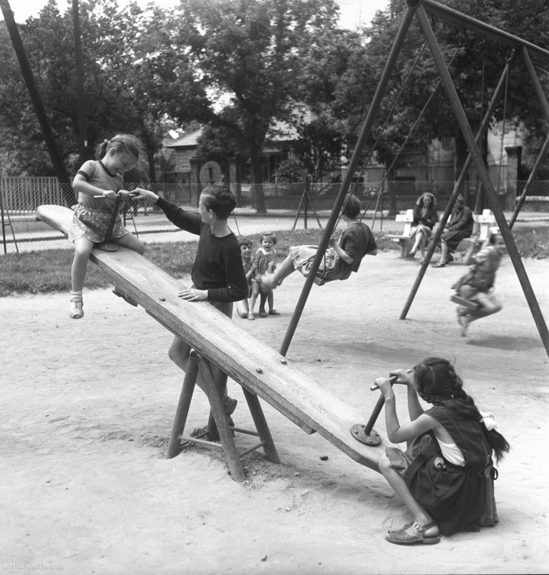 Budapest, 1956. június 18. Gyermekek játszanak egy új játszótéren Budapesten.