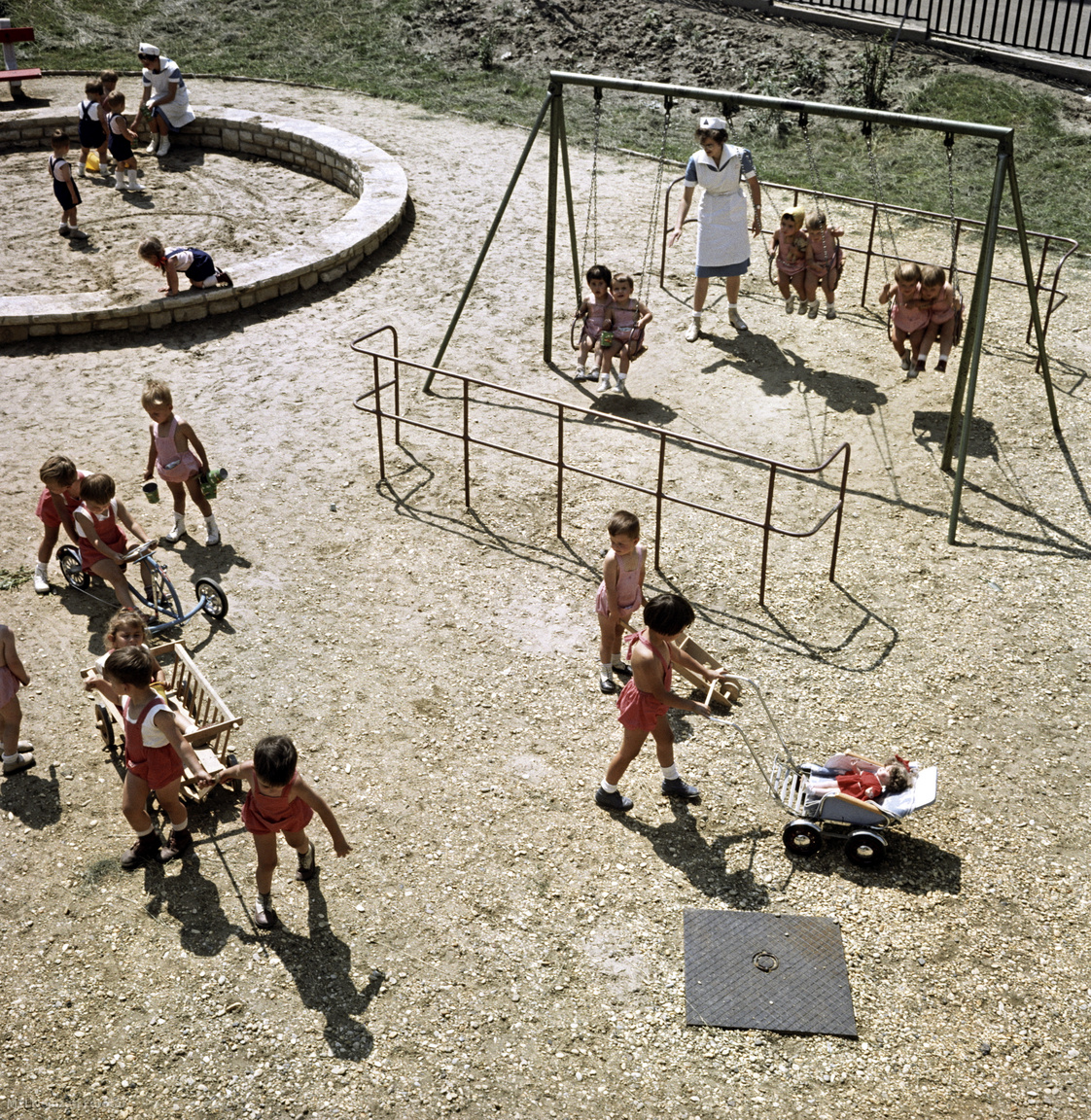 Budapest, 1962. július 23. Gyerekek játszanak az új lágymányosi óvoda parkjának játszóterén, az Erőmű utcánál.