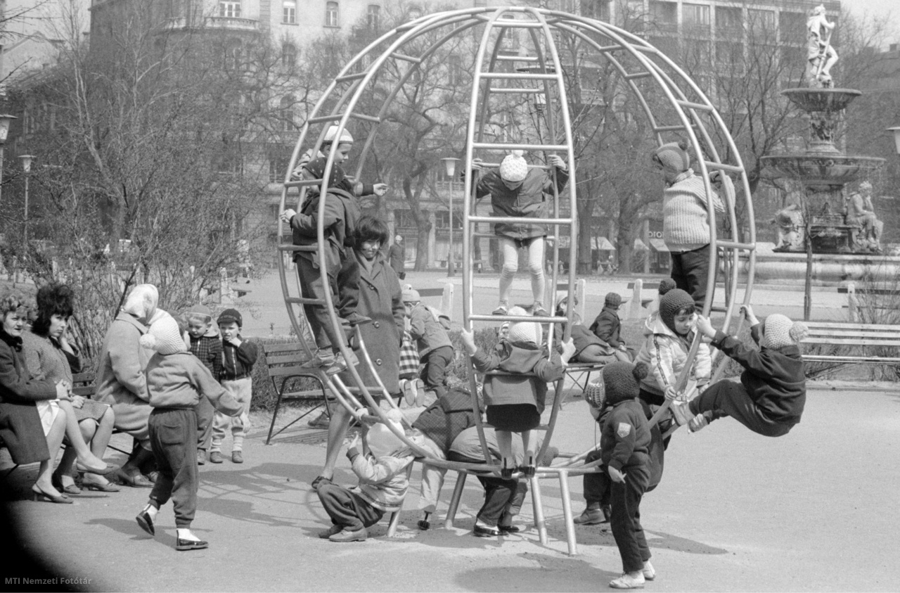Budapest, 1970. április 15. A tavaszi jó időben mászókázó gyerekek az Engels (később: Erzsébet) téri játszótéren.