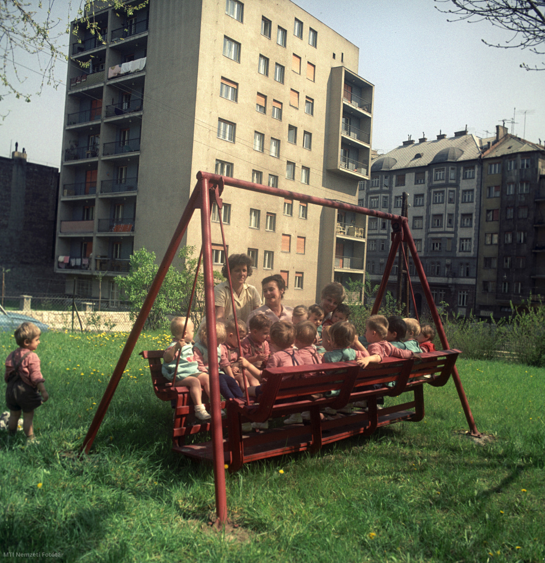 Budapest, 1968. április 19. Bölcsődés gyerekek hintáznak a gondozónők felügyelete mellett egy különleges, többszemélyes padhintában a fővárosi Kavics utcai bölcsőde kertjében.
