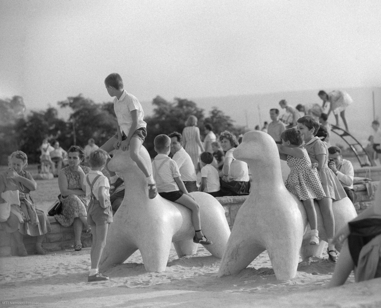Budapest, 1965. augusztus 20. Gyerekek játszanak Barta Lajos szobrászművész Lovacskák nevű szobrain, a Gellért-hegyi Jubileumi Parkban.