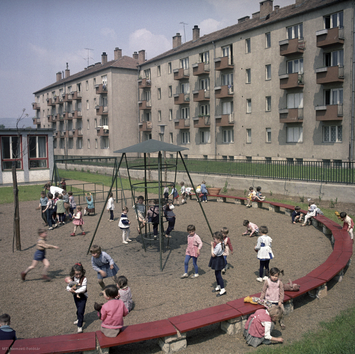 Budapest, 1965. május 22. Gyerekek játszanak az Árpád hídi lakótelep egyik óvodájának udvarán. A régi Angyalföld egyik kiterjedt része a Vizafogó, a Dráva utca, a Váci út, a Rákos-patak és a Duna-part között elterülő terület, amely folyamatosan megújul.
