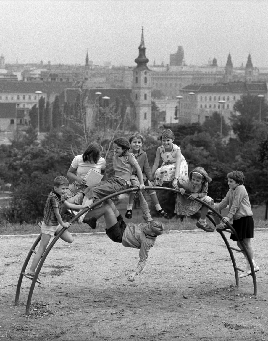 Budapest, 1965. szeptember 2. Gyerekek a mászókán egy tabáni játszótéren, a háttérben az Alexandriai Szent Katalin-templom.