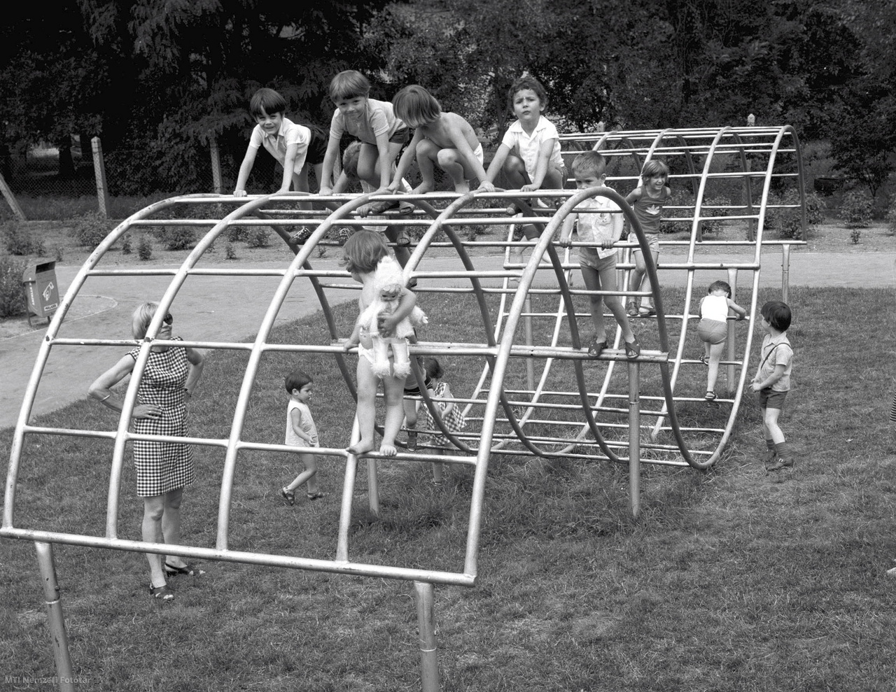 Budapest, 1975. június 23. Gyerekek játszanak a napokban átadott, új margitszigeti játszóparkban.