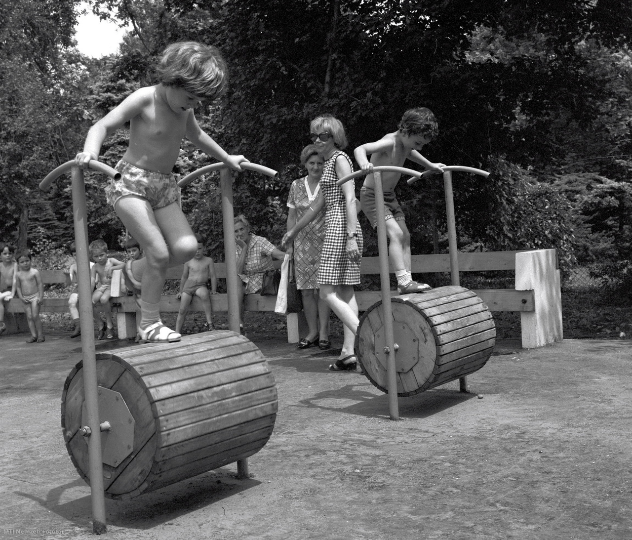 Budapest, 1975. június 23. Gyerekek játszanak a napokban átadott, új margitszigeti játszóparkban.