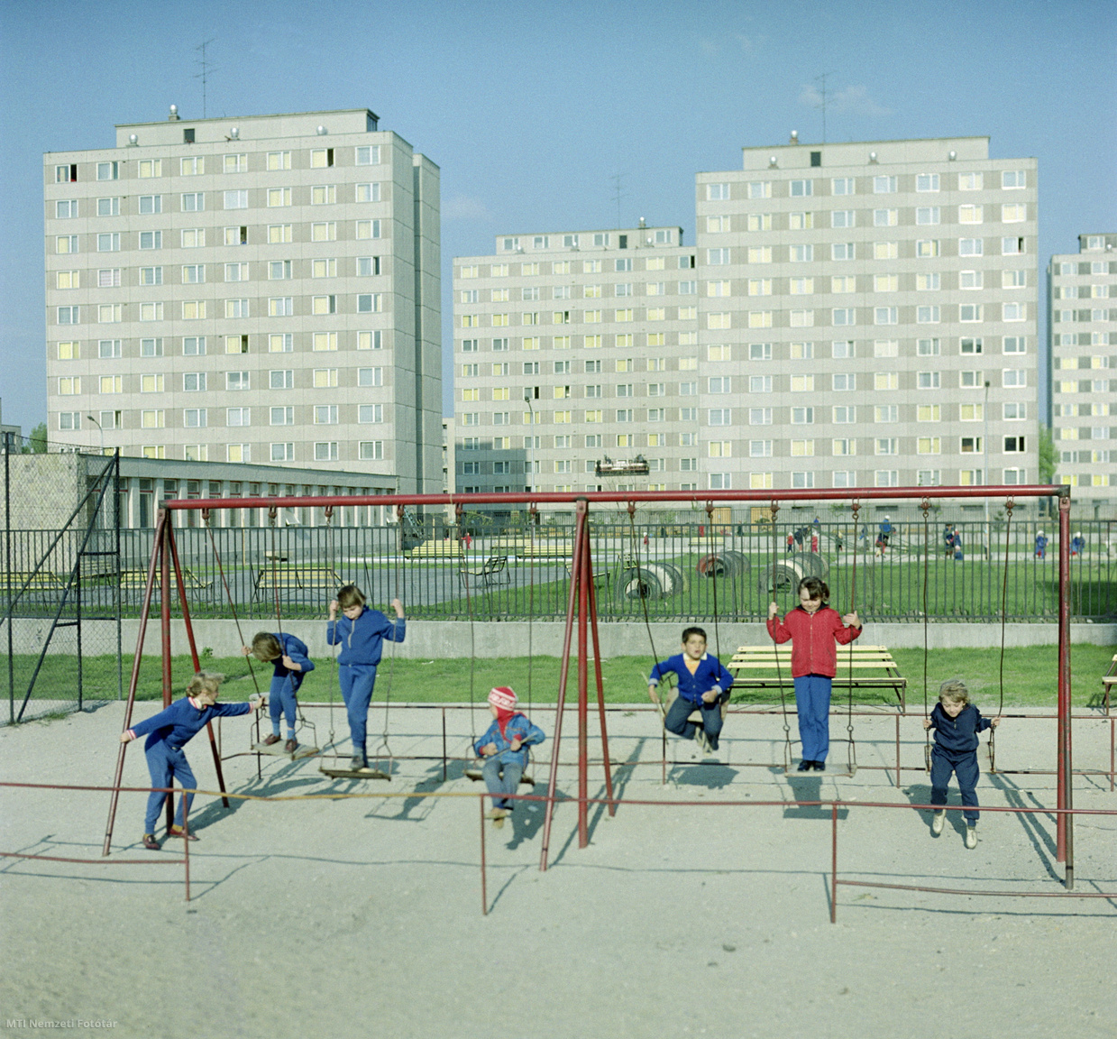 Oroszlány, 1974. április 20. Gyerekek hintáznak a játszótéren Oroszlány új lakótelepén.