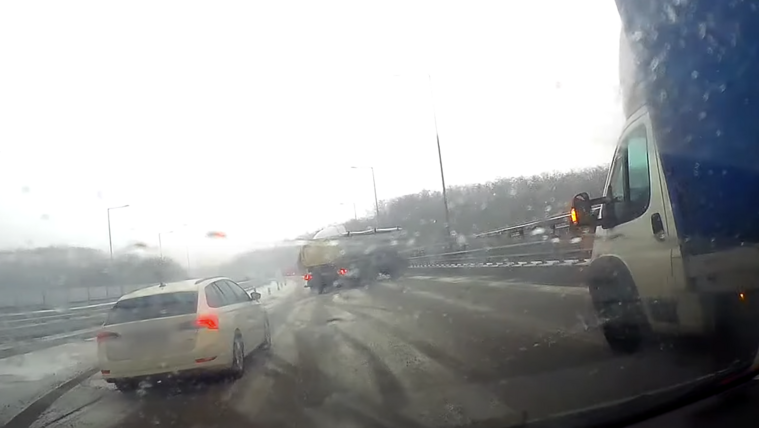 Durva videón, ahogy elveszti uralmát a&nbsp;jármű fölött egy nyerges vontató sofőrje