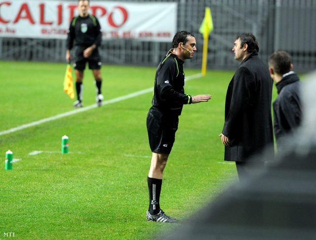 Pintér Attilát figyelmezteti Fábián Mihály játékvezető a labdarúgó Soproni Liga 14. fordulójában a Győri ETO FC - DVSC-TEVA találkozón, 2009. november 8.