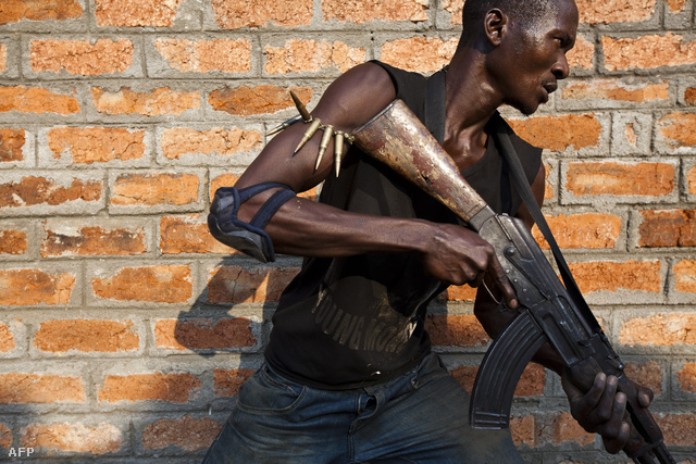 Balak-ellenes milícia kiképzésén vesz rész egy férfi Bangui közelében
