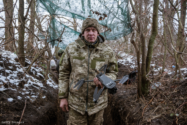 Egy ukrán katona Vuhledarban, Ukrajnában 2023. december 1-én