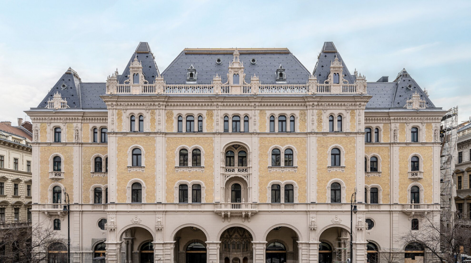 W Budapest Hotelként nyitotta meg kapuit az egykori Drechsler-palota