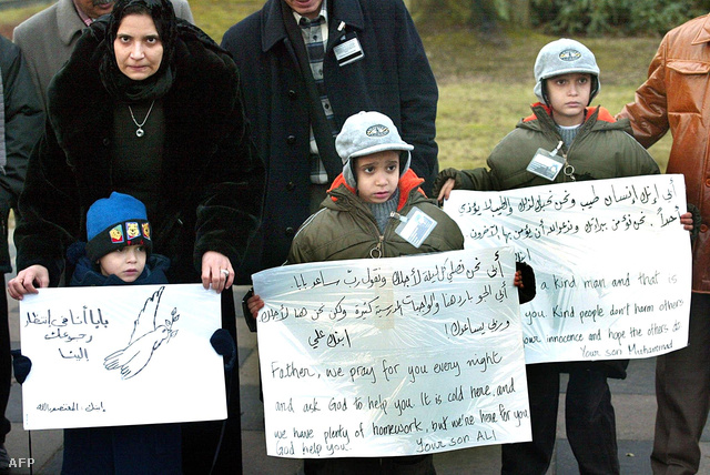 Al-Megrahi családtagjai tüntetnek a Camp Zeist előtt