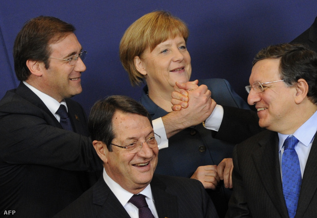A portugál és a ciprusi miniszterelnök, Angela Merkel és Barroso a csúcs előtti közös fényképezkedésen