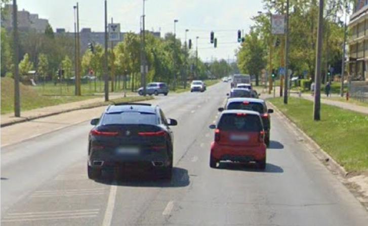 Ez egy tiszta közlekedési szitu, index ki és sávváltás balra. Kép: Google StreetView