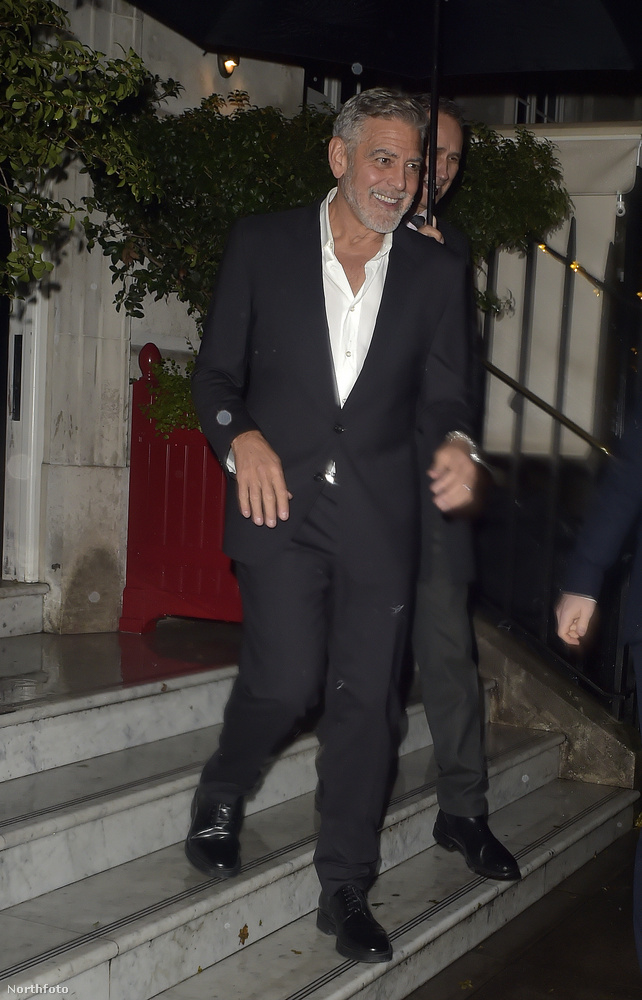 George Clooney nagyon jókedvűen hagyta el a The Twenty Two hotelt Londonban, ahol fotózkodott néhány rajongójával