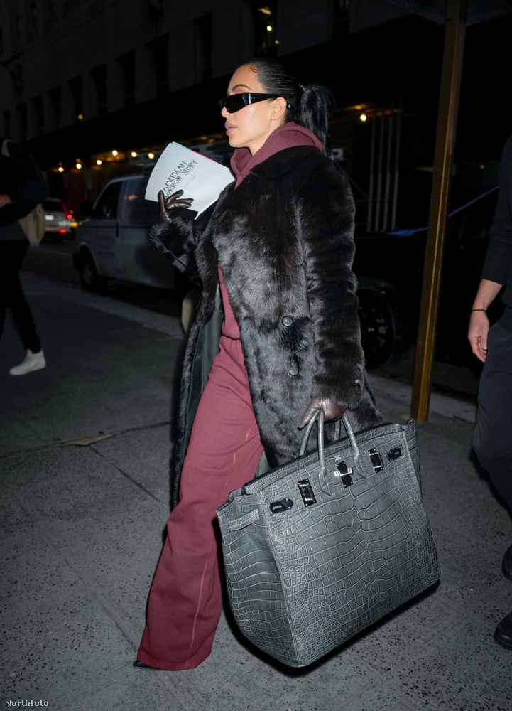 Kim Kardashiant New York utcáin szúrták ki a paparazzik, ahogy az American Horror Story forgatókönyvével a kezében sietett a sorozat forgatására