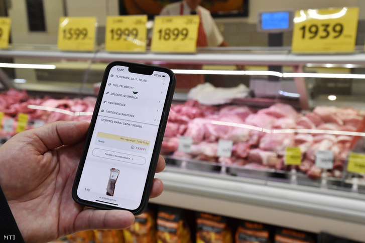 Árellenőrző alkalmazás egy mobiltelefonon az idén július elsején indult online árfigyelő rendszer kapcsán tartott sajtótájékoztatón 2023. július 12-én
