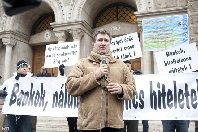 Tatár József az Otthonvédelmi Tanács szóvivője beszél a Jobbik és az otthonvédelmi civil szervezetek demonstrációján a budapesti Markó utcában a Kúria épülete előtt 2013. december 16-án.