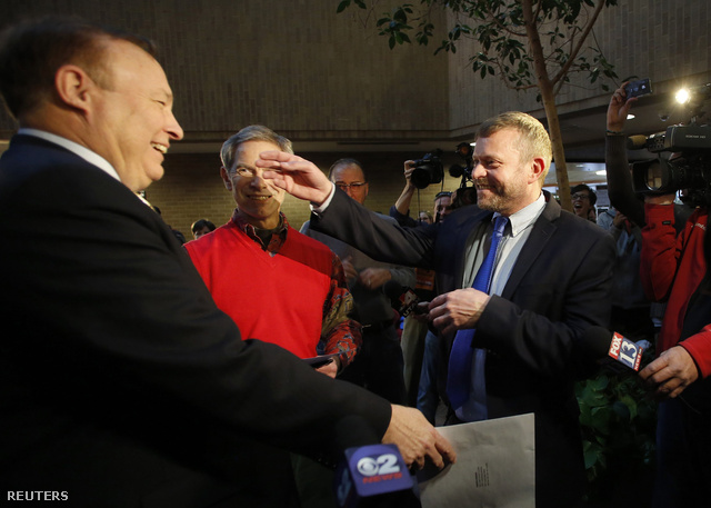 Salt Lake City polgármestere 33 homoszexuális párt esketett össze, köztük Jim Dabakis (balra) szenátort és társát.