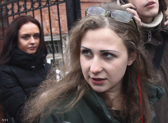 Marija Aljohina, a Pussy Riot orosz punkegyüttes egyik tagja a Moszkvától 400 km-re keletre lévő Nyizsnyij Novgorodban 2013. december 23-án, miután kegyelmet kapott.
