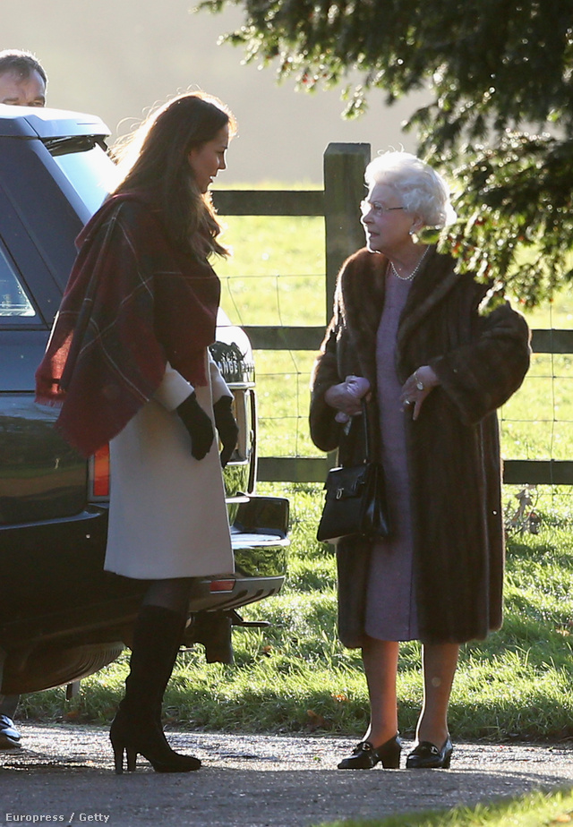 II. Erzsébet királynő és Katalin hercegné Sandringhamben, karácsonykor