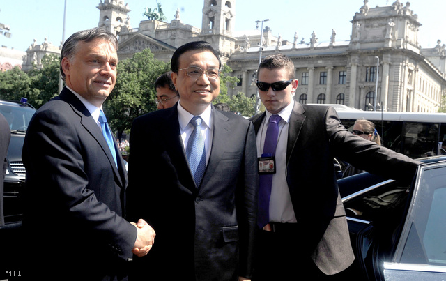 Orbán Viktor és Li Ko-csiang (ekkor még miniszterelnök-helyettesként) 2012. május 1-én a Parlament előtt egy hivatalos találkozón.