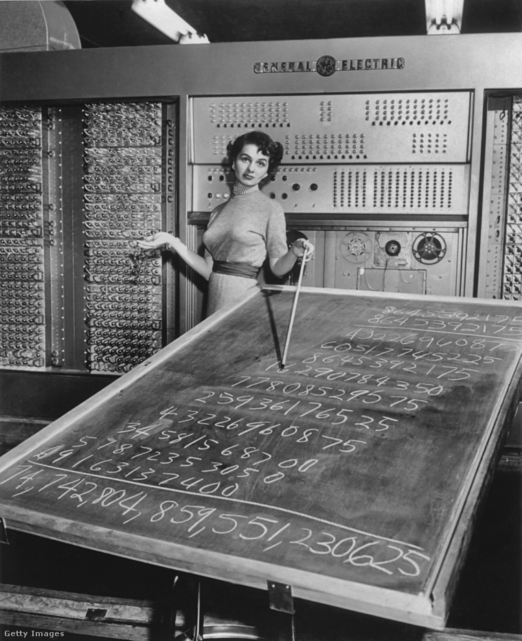 Egy „emberi számítógép”, aki a General Electric-nél dolgozott 1955-ben. (Fotó: Herbert / Getty Images Hungary)
