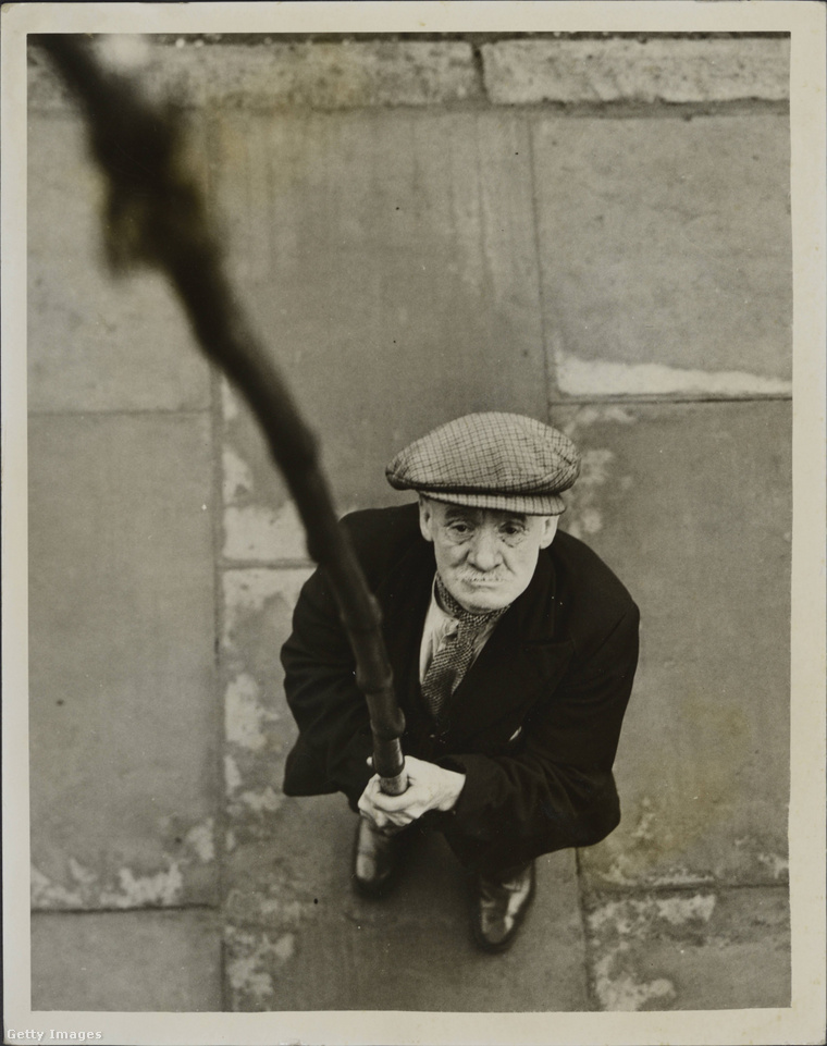 Idős kopogtató 1939-ben. (Fotó: Hulton Archive / Getty Images Hungary)