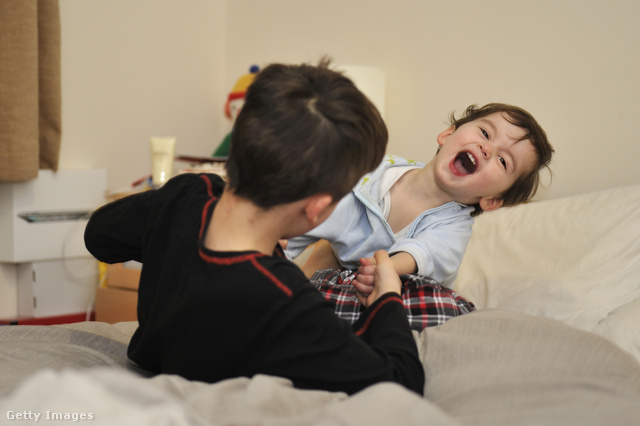 A gyerekek közötti hatalmi harcok sok esetben csikizéssel kezdődnek – és sírással végződnek nevetés helyett