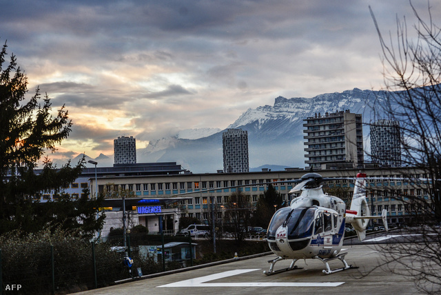 Mentőhelikopter parkol a kórház előtt, ahol Schumachert ápolják
