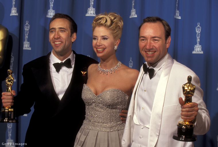 Nicolas Cage az Oscar-díjjal 1996-ban. Mellette Mira Sorvino és Kevin Spacey. (Fotó: Ron Galella / Getty Images Hungary)