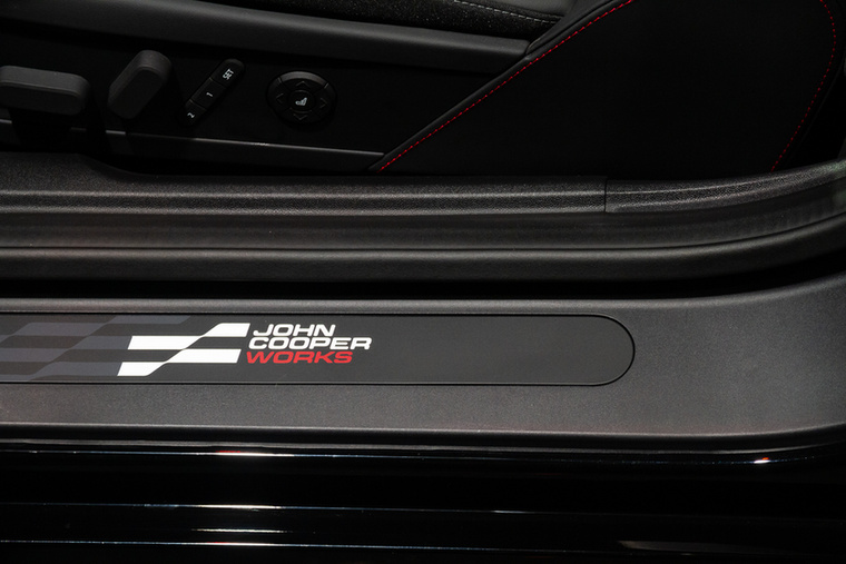 Az erősebb Cooper SE pedig 14,9 millió forintról kezd