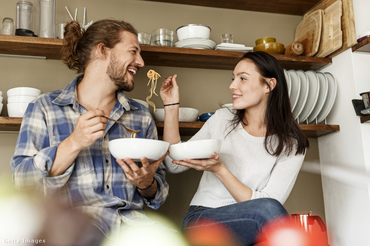 A tanulmány megállapította, hogy az egyének a tésztafogyasztást a boldogsággal, a családi megosztással és a barátsággal hozzák összefüggésbe. (Fotó: Westend61 / Getty Images Hungary)