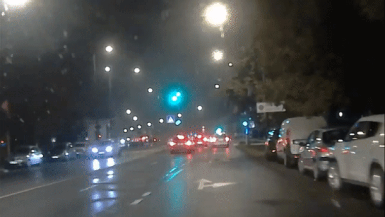 Videóra vették: rendőrautó előtt hajtott végre veszélyes manővereket egy békési sofőr