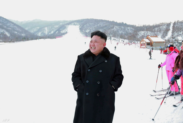 Kim Dzsongun amúgy tevékenyen töltötte az év utolsó napját, egy síliftet látogatott meg. Ha elkészül, akkor napi ötezer síelőre számítanak a Masik síparadicsomban.
