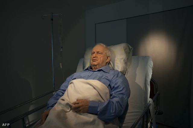 Az Ariel Sharont kórházi ágyán ábrázoló installáció a Tel Aviv galériából