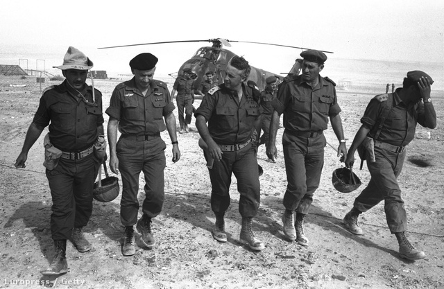1967: az izraeli hadsereg déli parancsnokságának vezetőjeként Sharon helikopterrel érkezik egy katonai bázisra néhány nappal a hatnapos háború előtt.