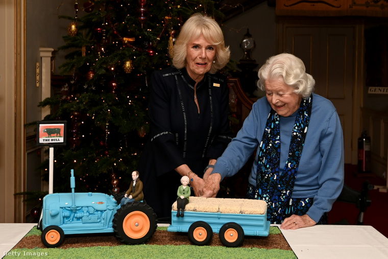 Kamilla királyné és June Spencer együtt ünneplik az Archers 70. évfordulóját. (Fotó: Kate Green / Getty Images Hungary)