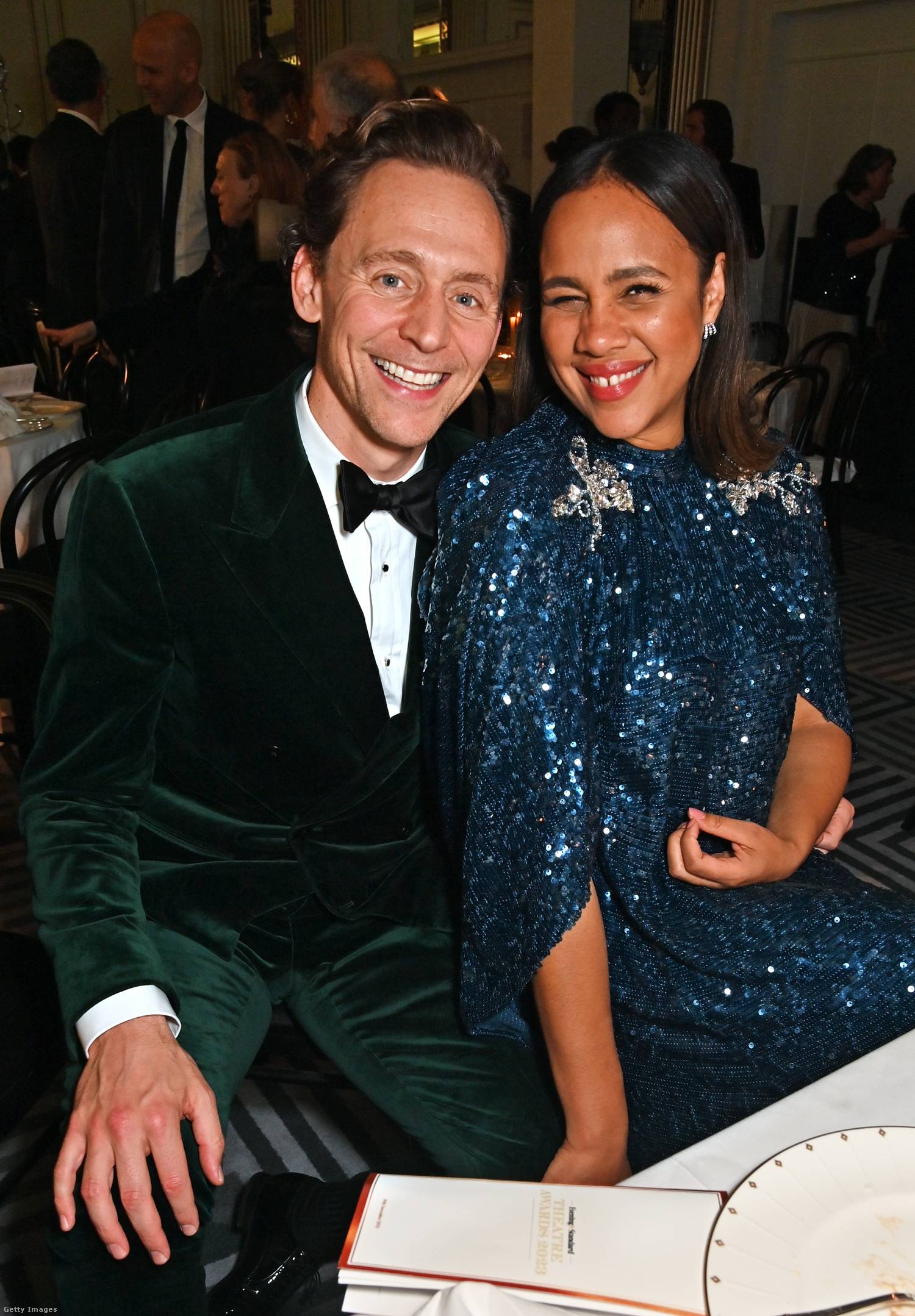 Tom Hiddleston és Zawe Ashton boldog szülőként, 2023 novemberében egy díjátadón.