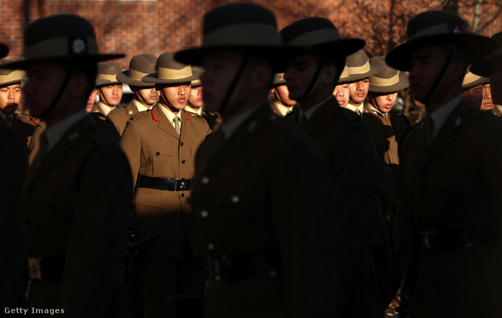 A Gurkha-dandár katonái vonulnak a felvonulási területen a Catterick Garrison átadási ünnepségén 2023. november 23-án az angliai Catterickben