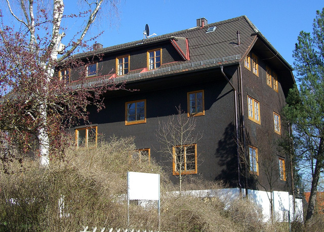 Az épület, amely az iskolának a náci időkben otthont adott, ma bérházként üzemel