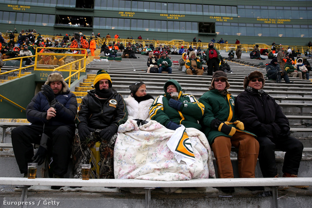 Nézők fagyoskodnak a mínusz tíz fokos lelátón a Packers-meccsen