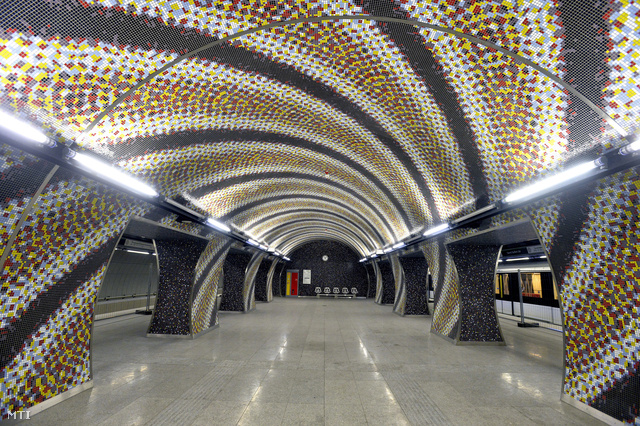 Mozaikokkal fedett peronrészlet a 4-es metró Szent Gellért téri állomásán