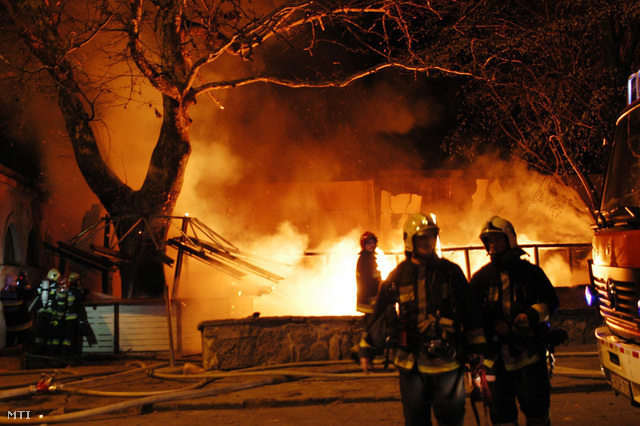 Tűzoltók a lángokban álló Romkertnél, 2007. április 3-án