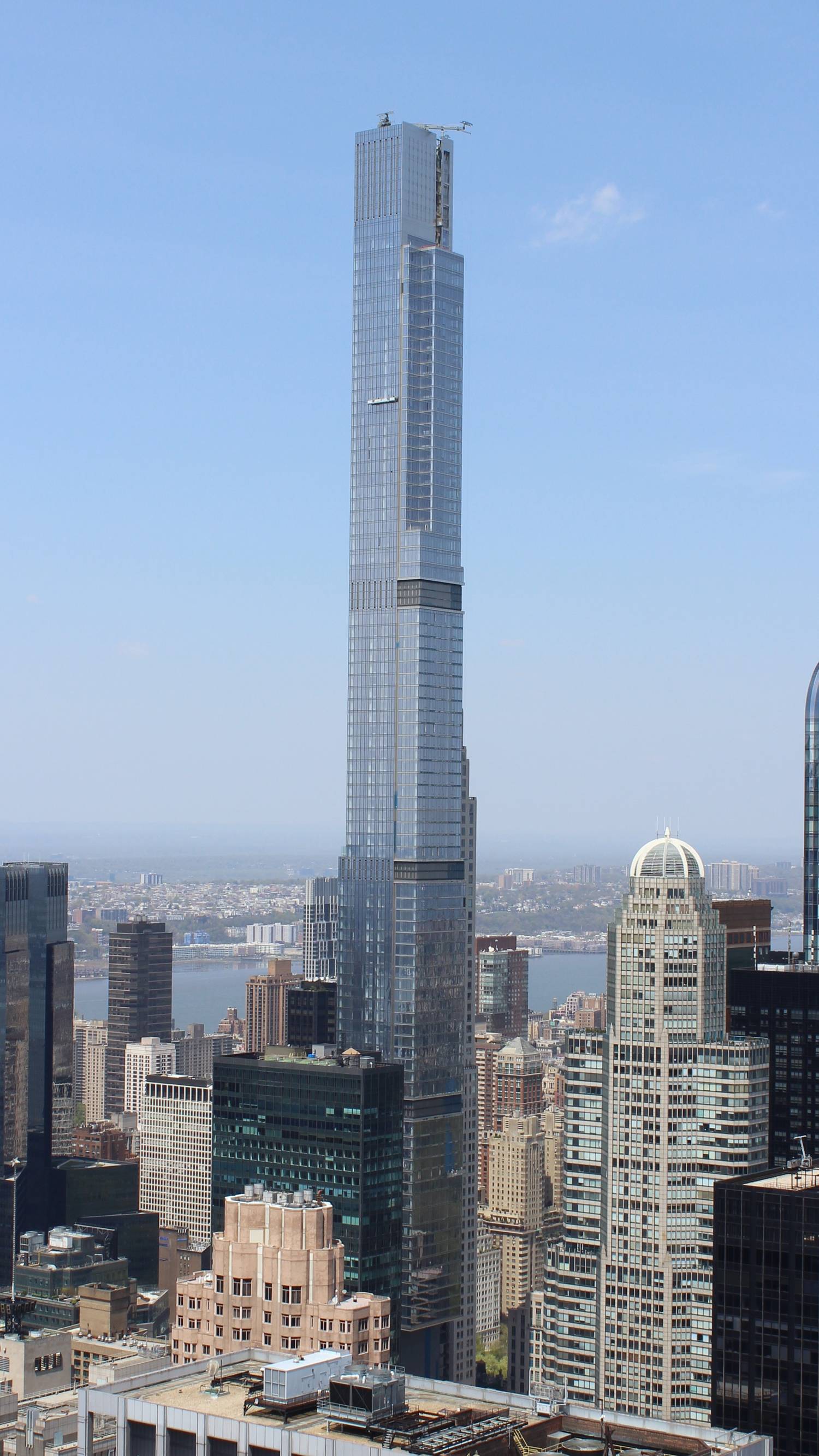 A világ legmagasabb lakóépülete a Central Park Tower, ami 472 méter magas, és 98 emeletes, igaz a legmagasabb emelet a 136 számot kapta.